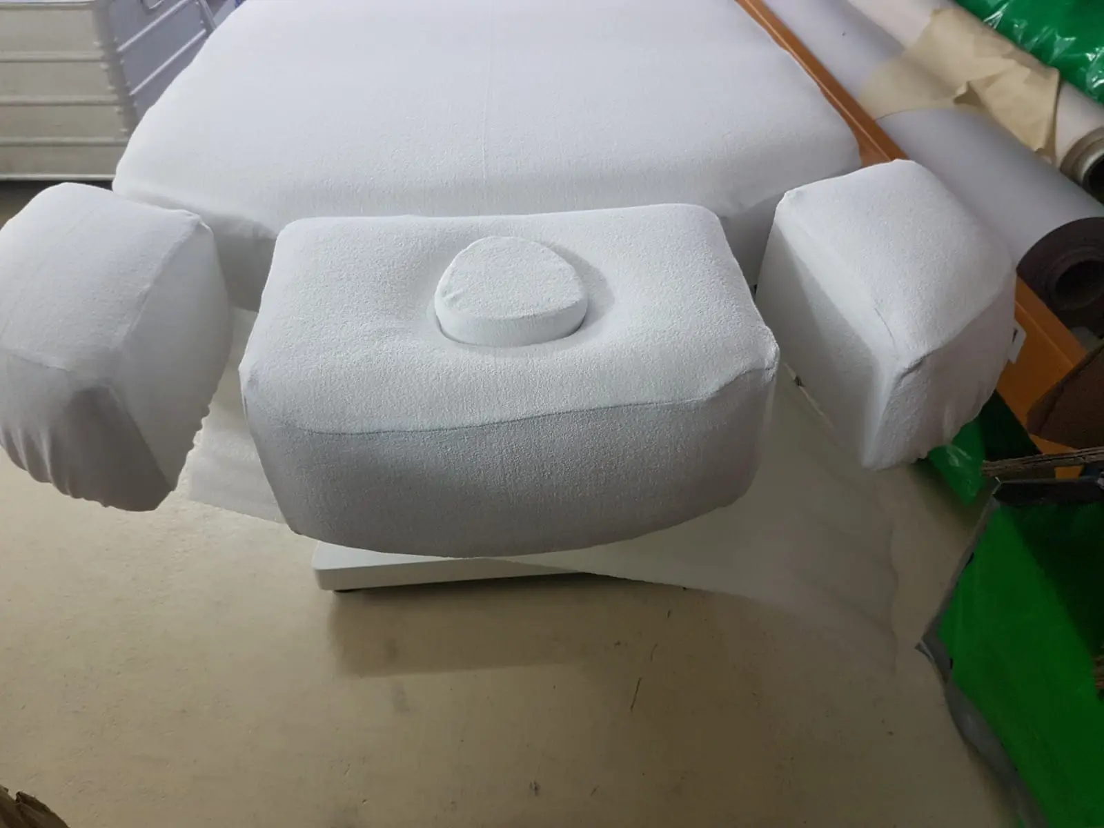 beklede behandelstoel met wit textiel